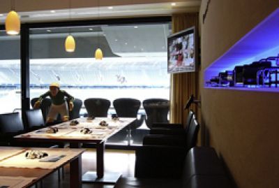 Essbereich in einer Lounge des Fussballstadiums München